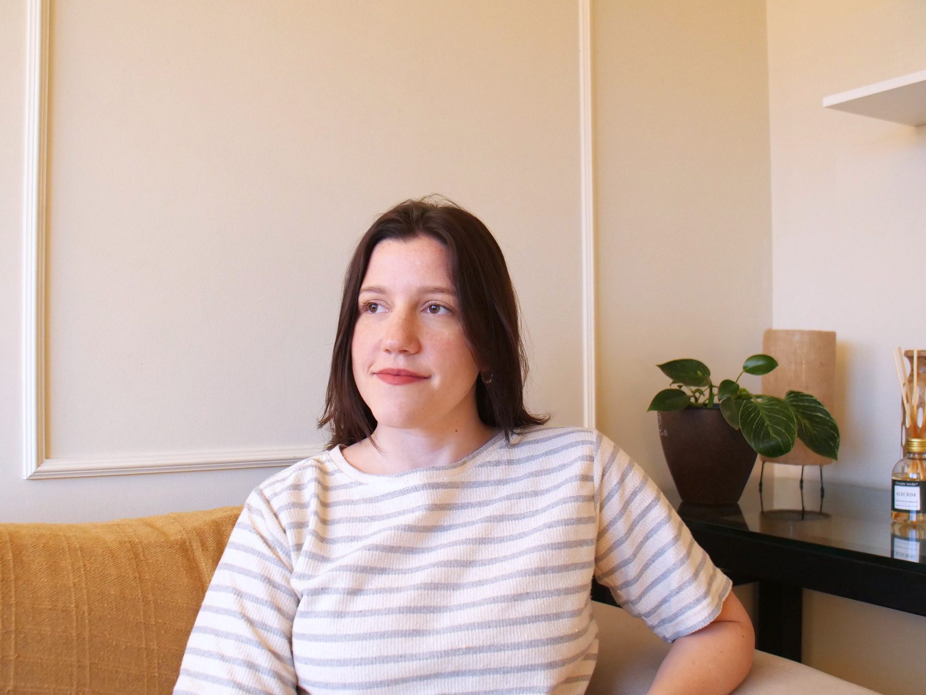 Gabriella Utrine, psicóloga clínica, em um ambiente acolhedor